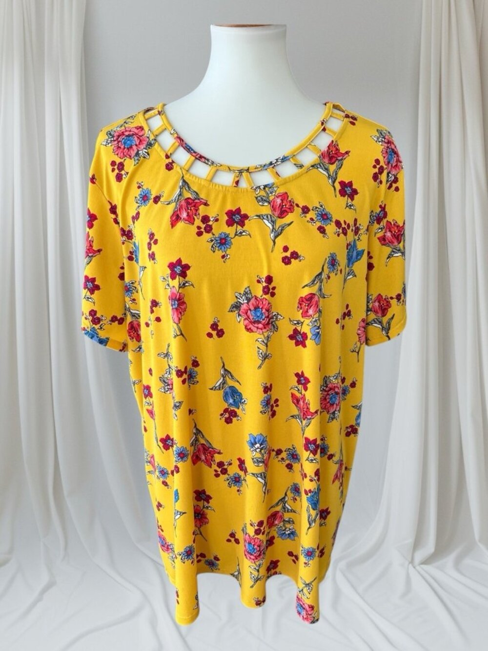 Cato Est. 1946 Multicolor Short Sleeve Floral Top-Size 2X-Cute Neck Detail